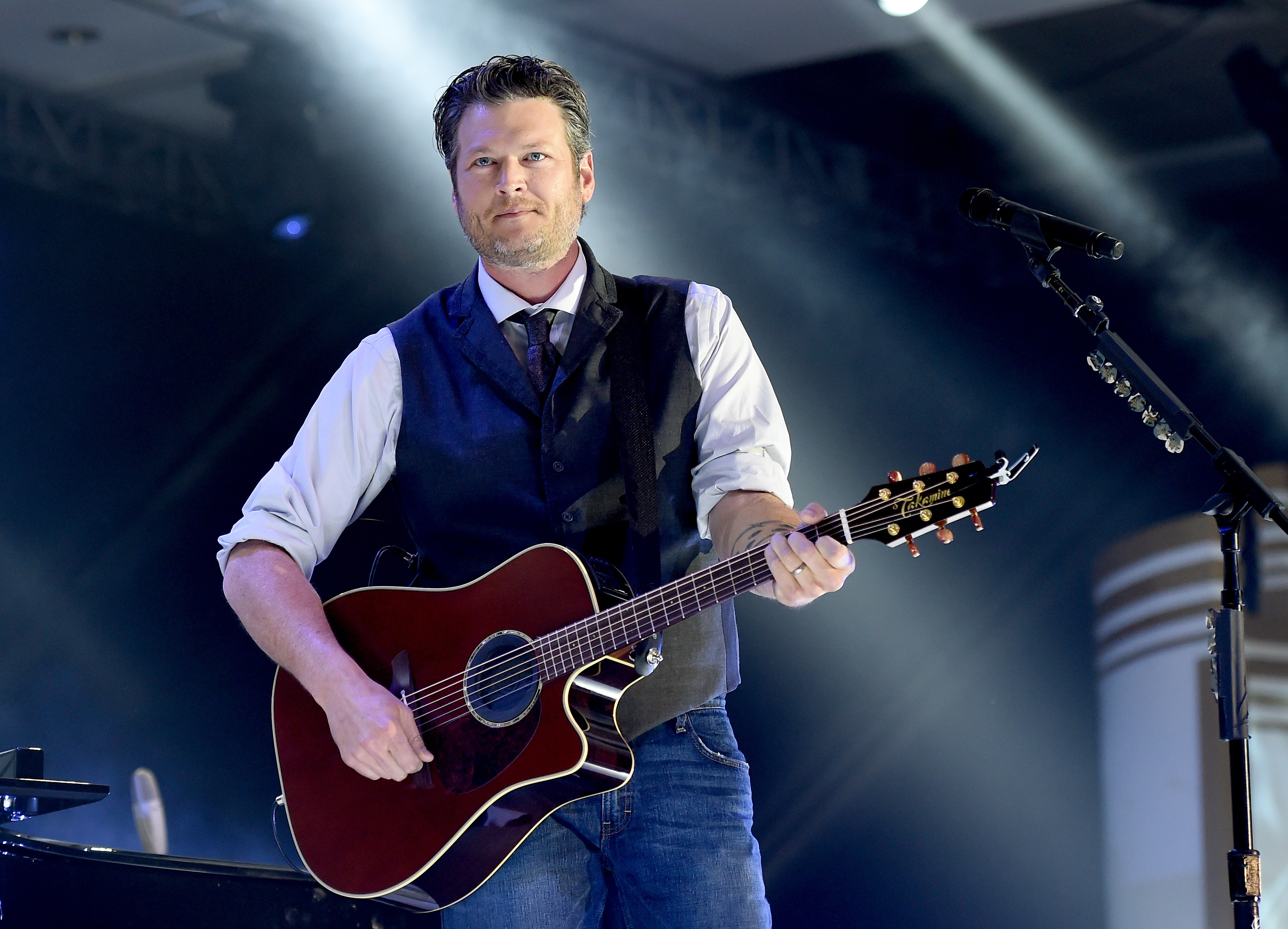 PHOENIX, AZ - MARCH 28:  Singer Blake Shelton performs onstage during Muhammad Ali