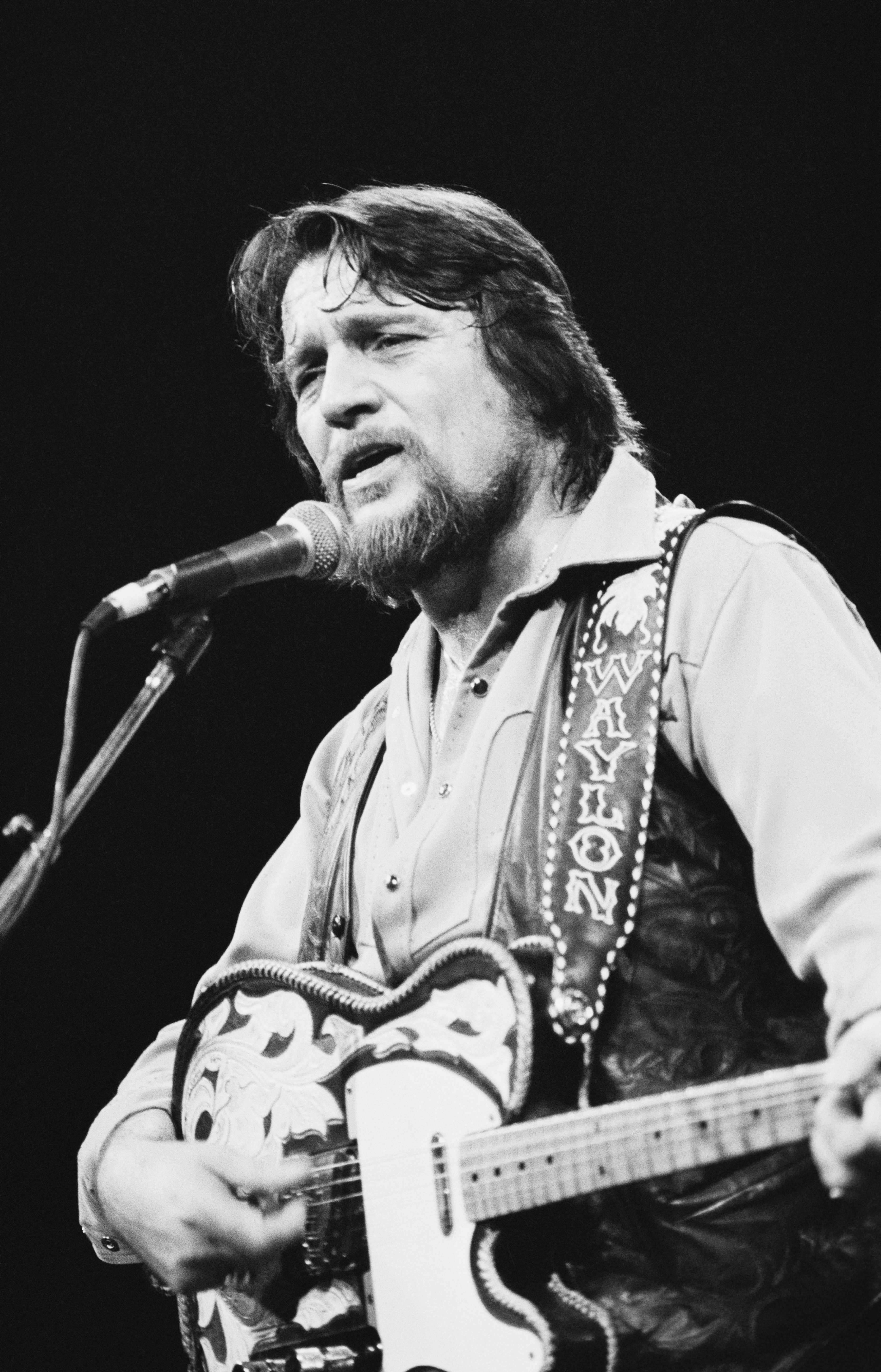 American singer, songwriter, and musician Waylon Jennings (1937 - 2002) performing live, 14th October 1983. (Photo by John Minihan/Daily Express/Hulton Archive/Getty Images)