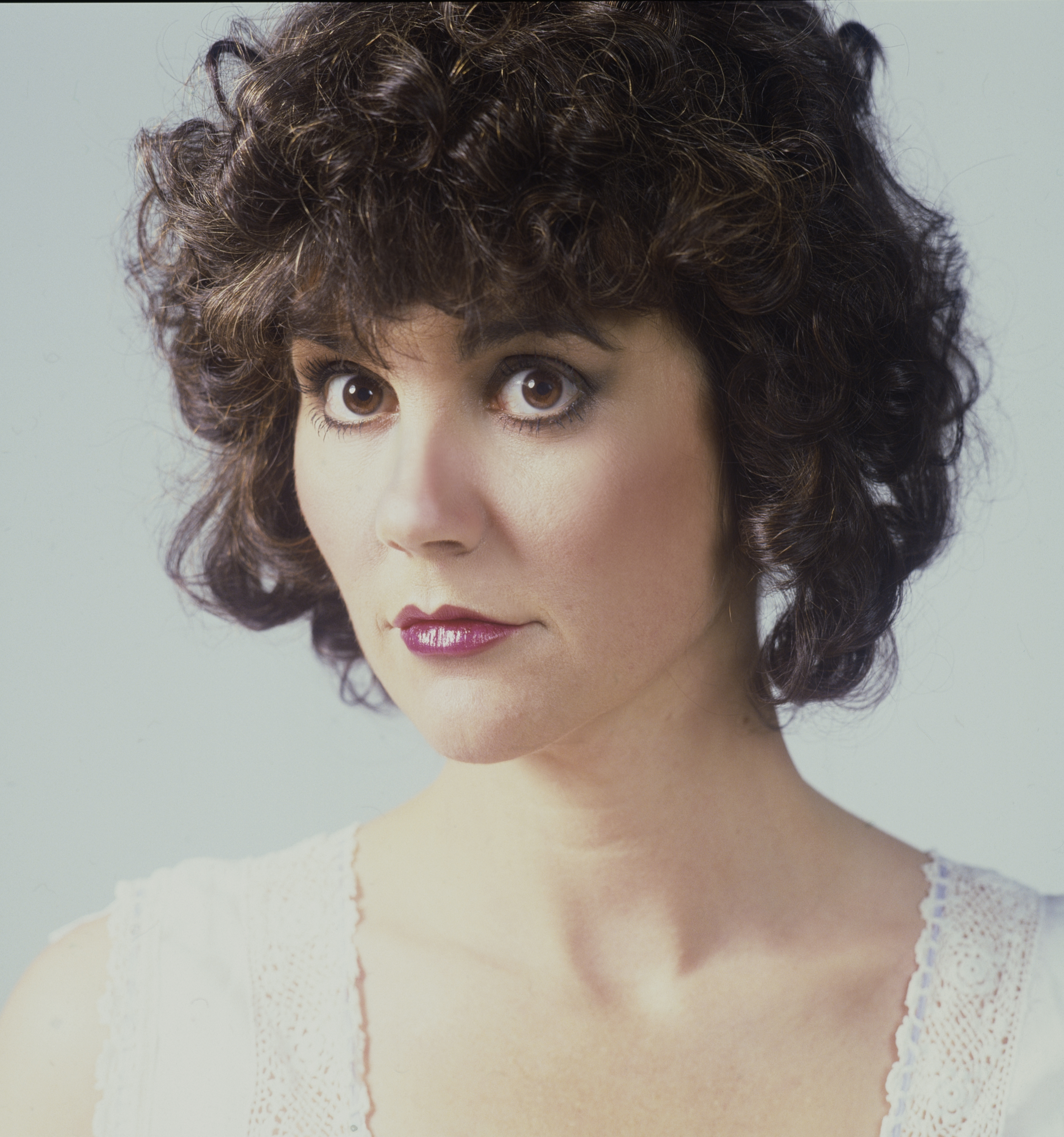 Los Angeles - CIRCA 1982: Music legend Linda Ronstadt poses for a portrait in Los Angeles, California.  (Photo by Aaron Rapoport/Corbis/Getty Images)