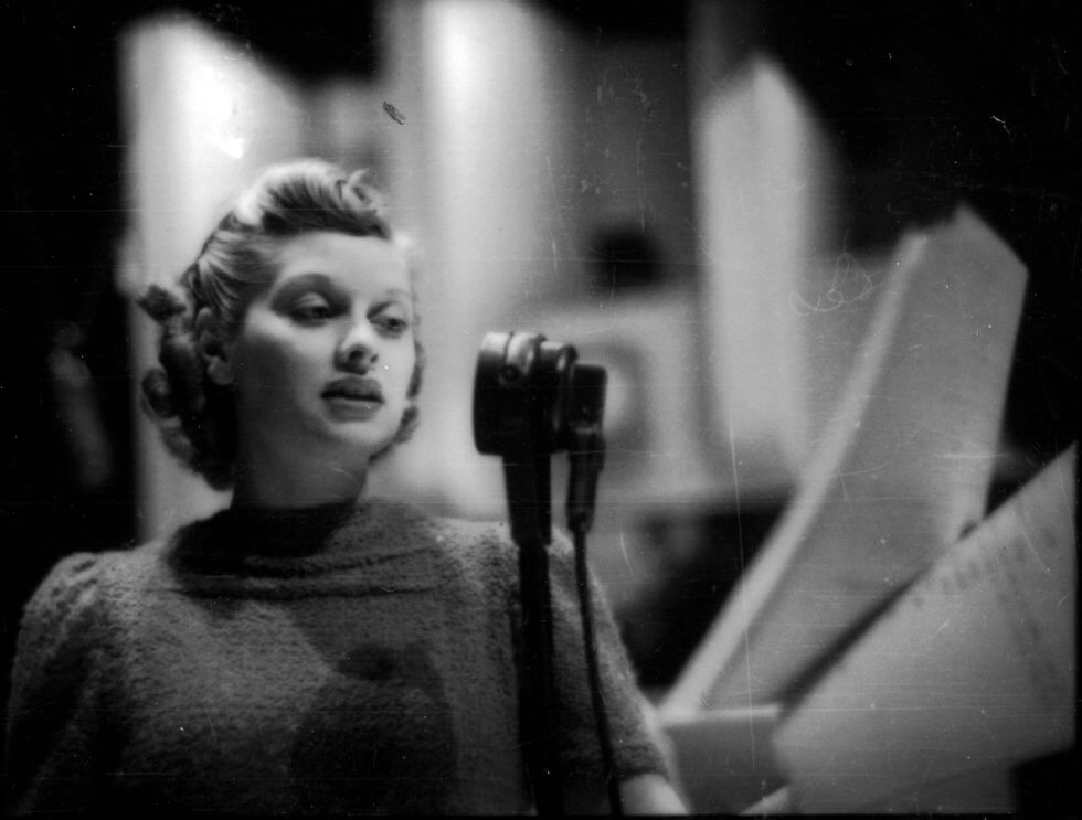 lucille-ball-1938-the-phil-baker-show-67215-26966.jpg
