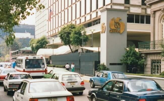 Cars driving past a Banco Serfin location