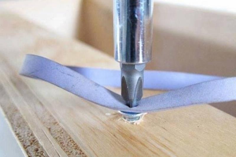 use a rubber band for a stripped screw