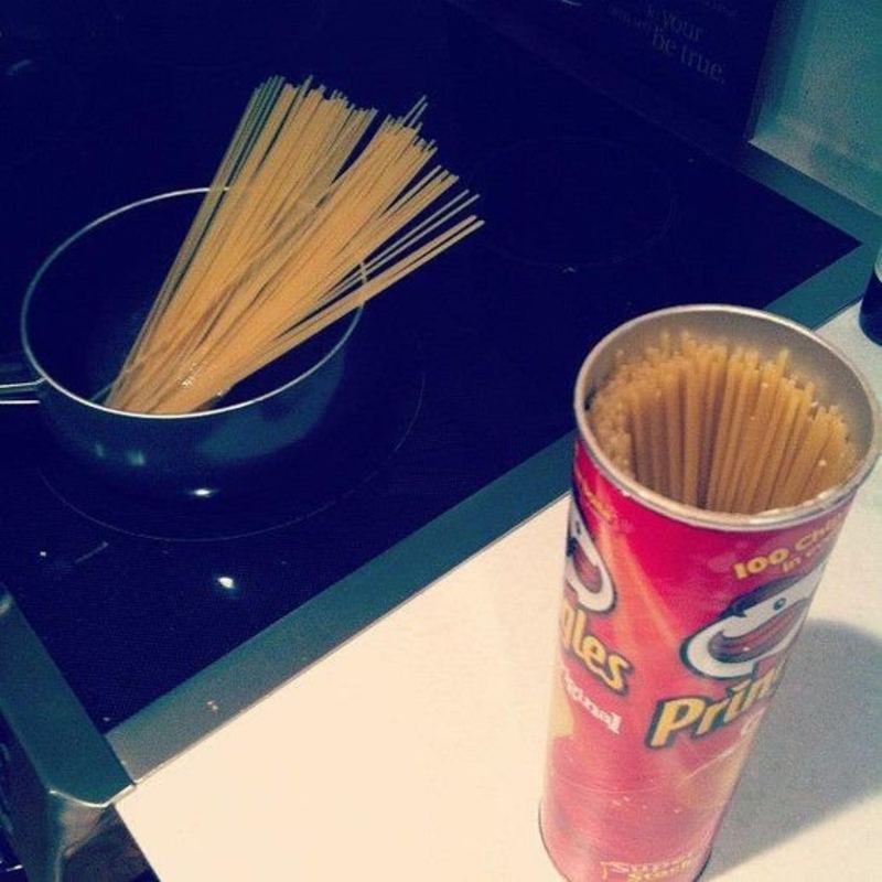 store noodles in a pringles can