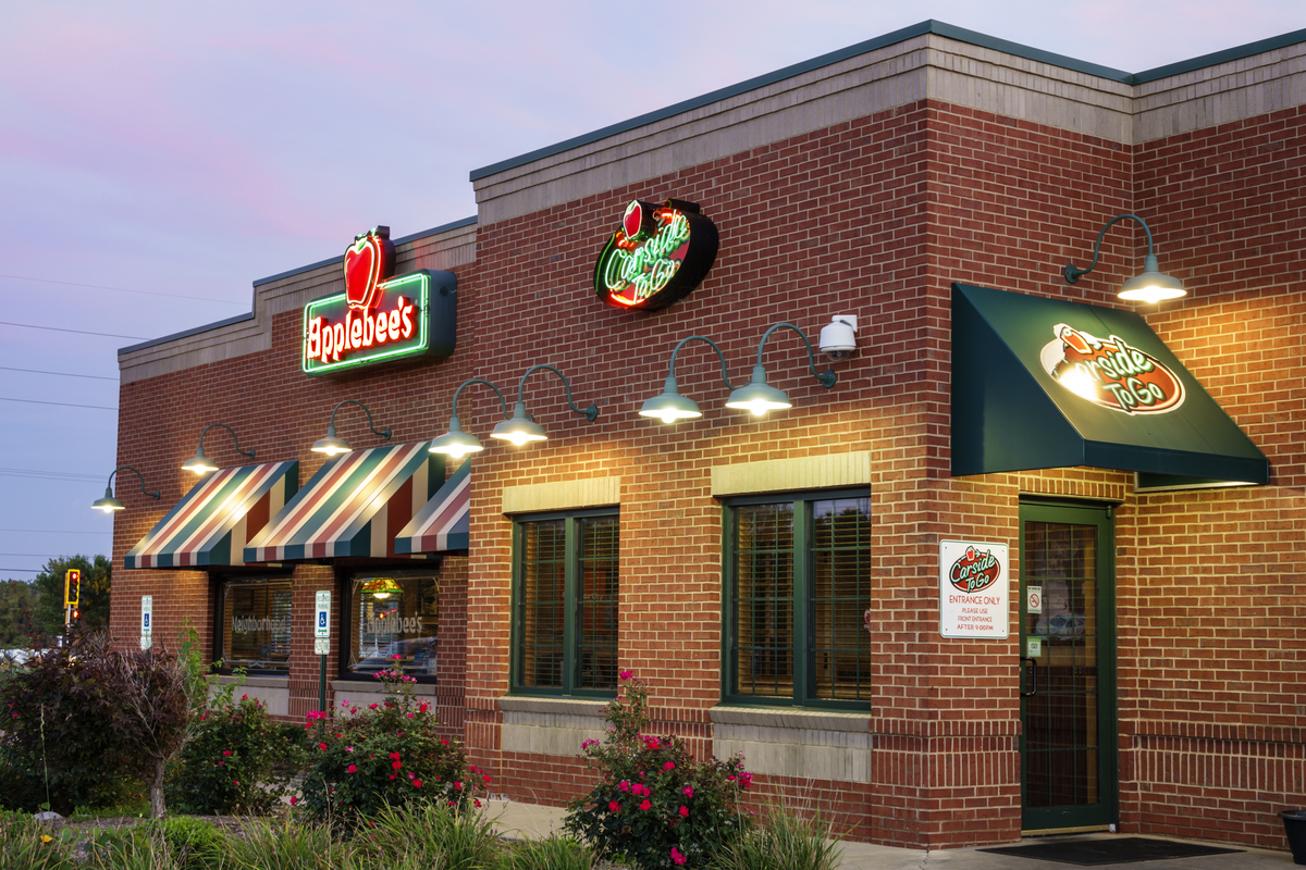Applebee's restaurant exterior, neon signs.