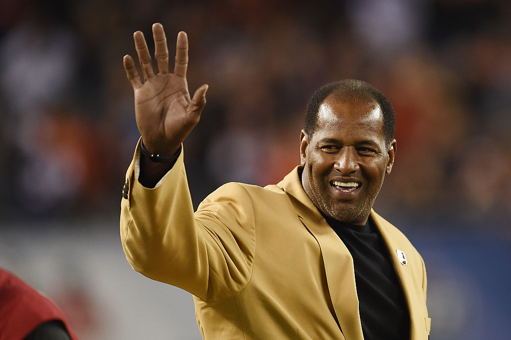 richard dent-619592426 CHICAGO, IL - OCTOBER 31: Pro Football Hall of Fame member Richard Dent is honored at halftime during the game between the Minnesota Vikings and the Chicago Bears at Soldier Field on October 31, 2016 in Chicago, Illinois