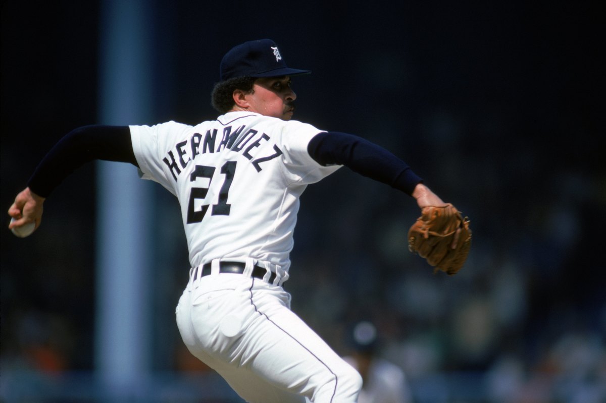 Picher Willie Hernandez #21 of the Detroit Tigers delivers a pitch during a 1984 MLB game