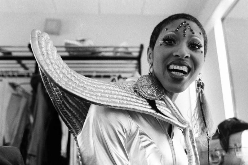 Nona Hendrix backstage doing makeup 
