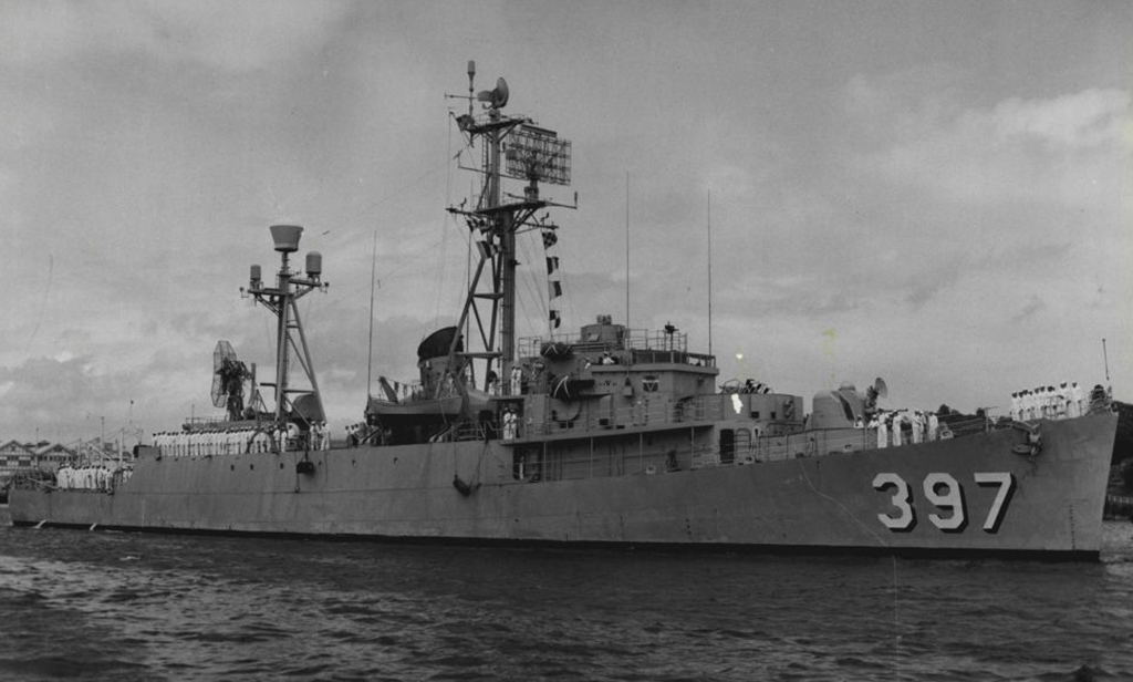 US Destroyer with radar 