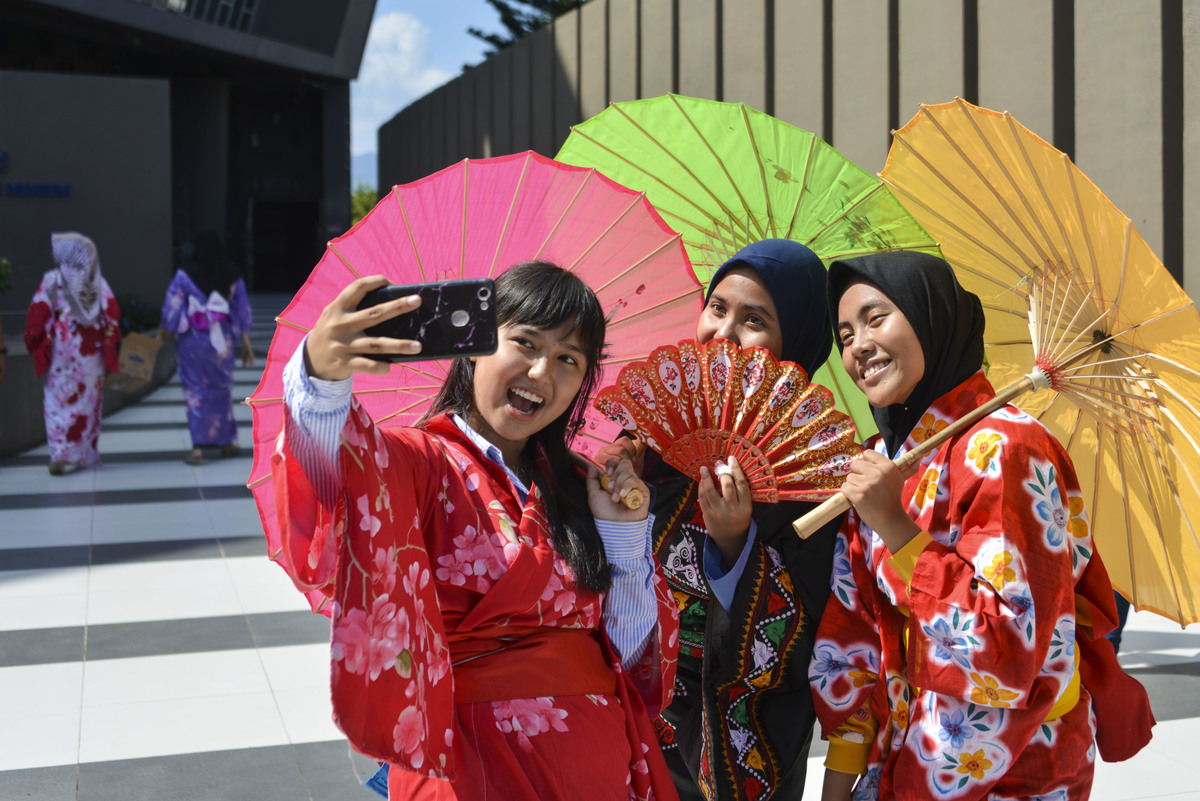 Indonesian students dressed in kimonos take a selfie in Japan. 