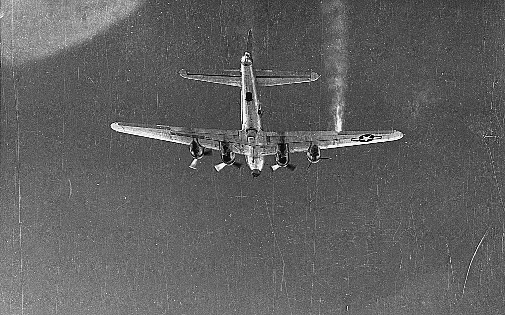 Flying B-17 Bomber 