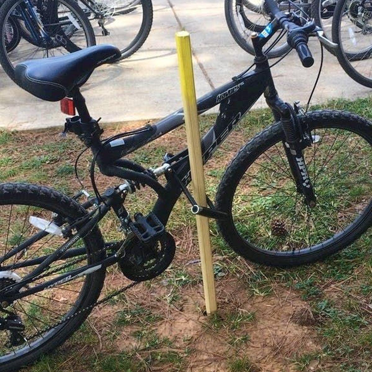 bike locked to pole that can easily be stolen