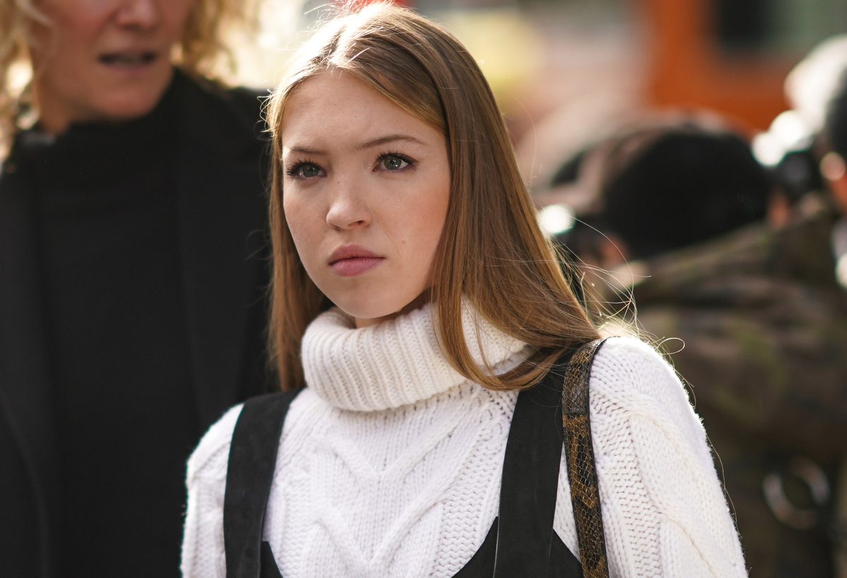 Lila Moss, daughter of Kate Moss, wears a white wool knitted turtleneck.
