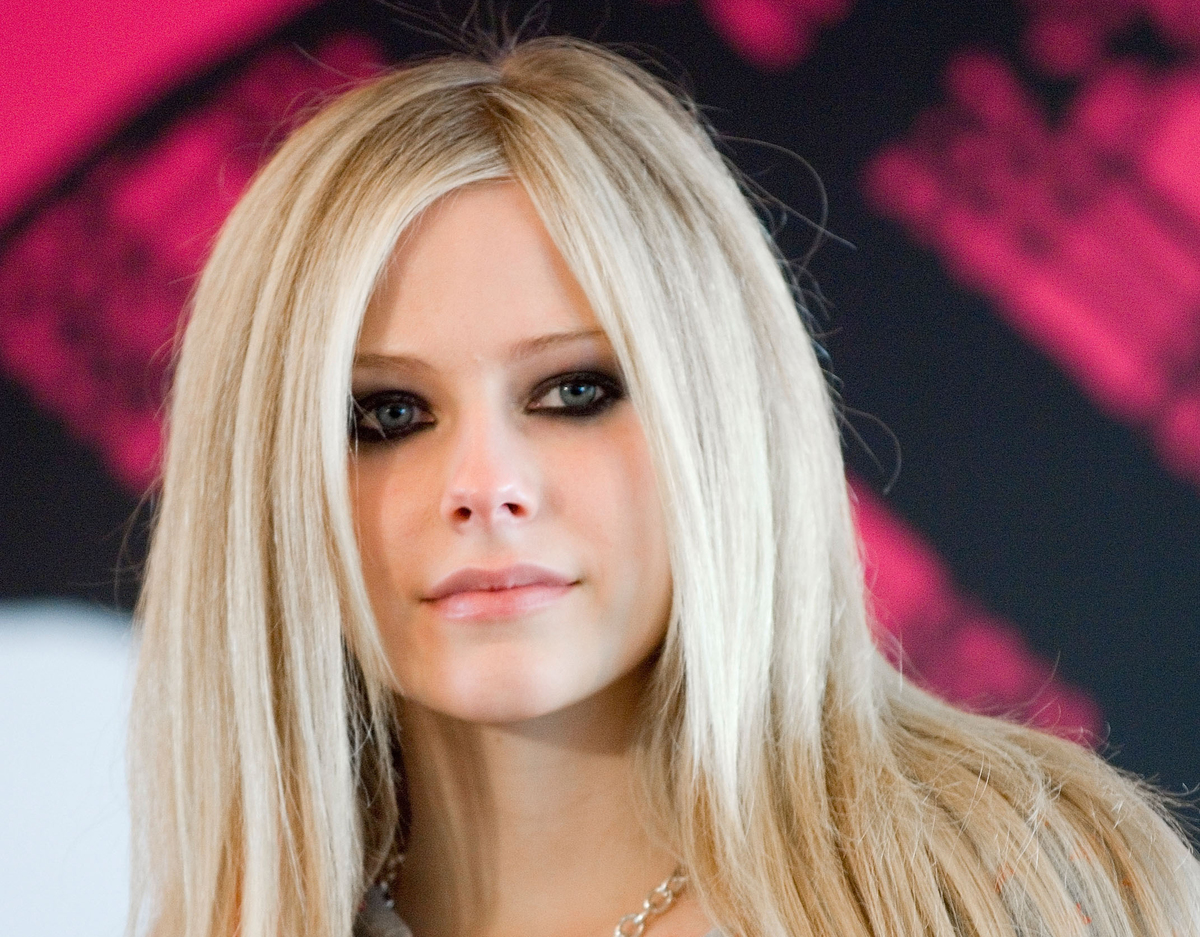 Avril Lavigne wears a black smokey eye in 2007.