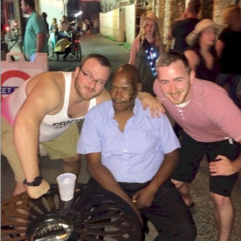 photo op with mike tyson lookalike