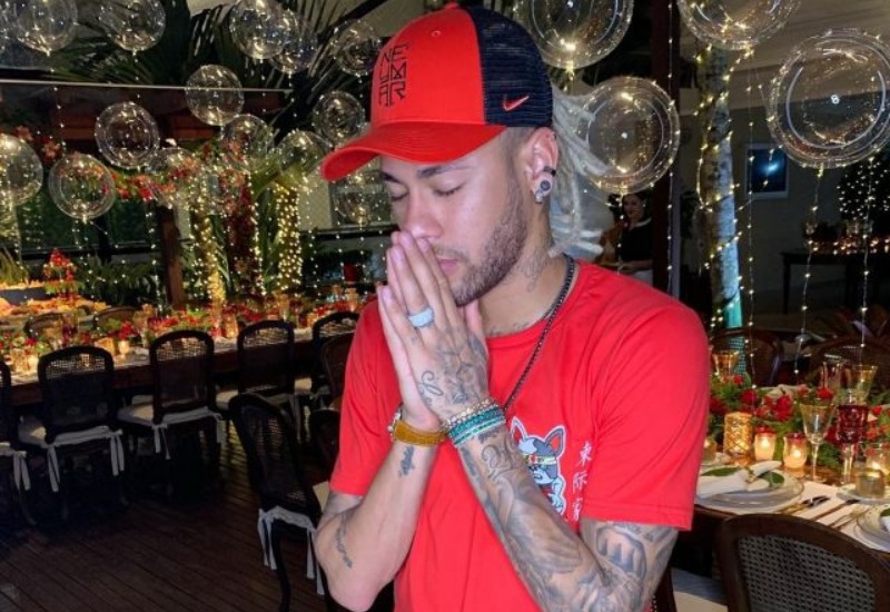 neymar-praying-xmas-party