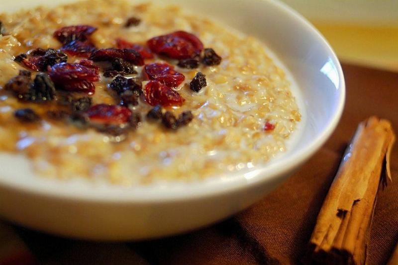 Hot oatmeal with dried fruit and cinnamon