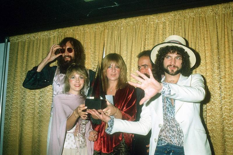 Fleetwood Mac (L-R Mick Fleetwood, Stevie Nicks, Christine McVie, John McVie and Lindsey Buckingham) pose for photographers backstage at the 5th American music Awards 