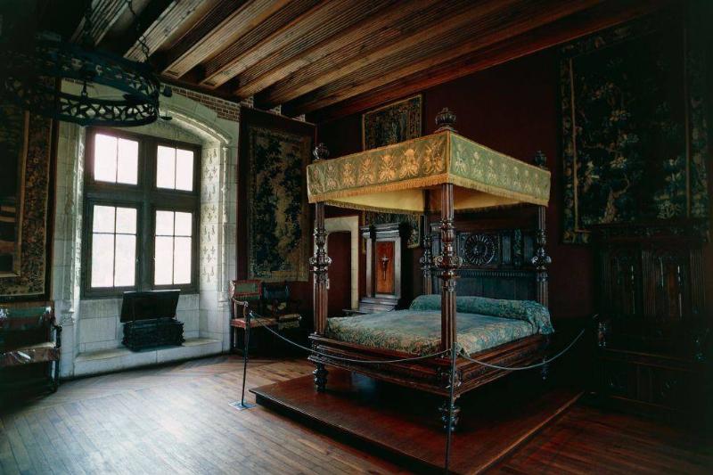 canopy bed