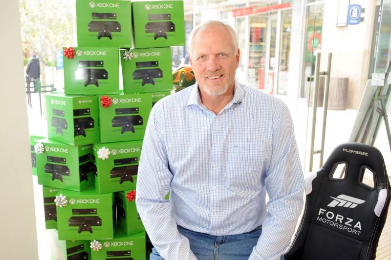 Microsoft Retail Store and Former Utah Jazz Center Mark Eaton Host Xbox One Gaming Tournament at City Creek Center in Salt Lake City