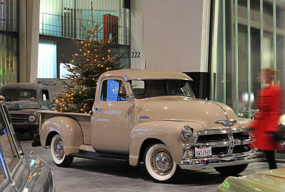 1955er Pickup with Christmas tree