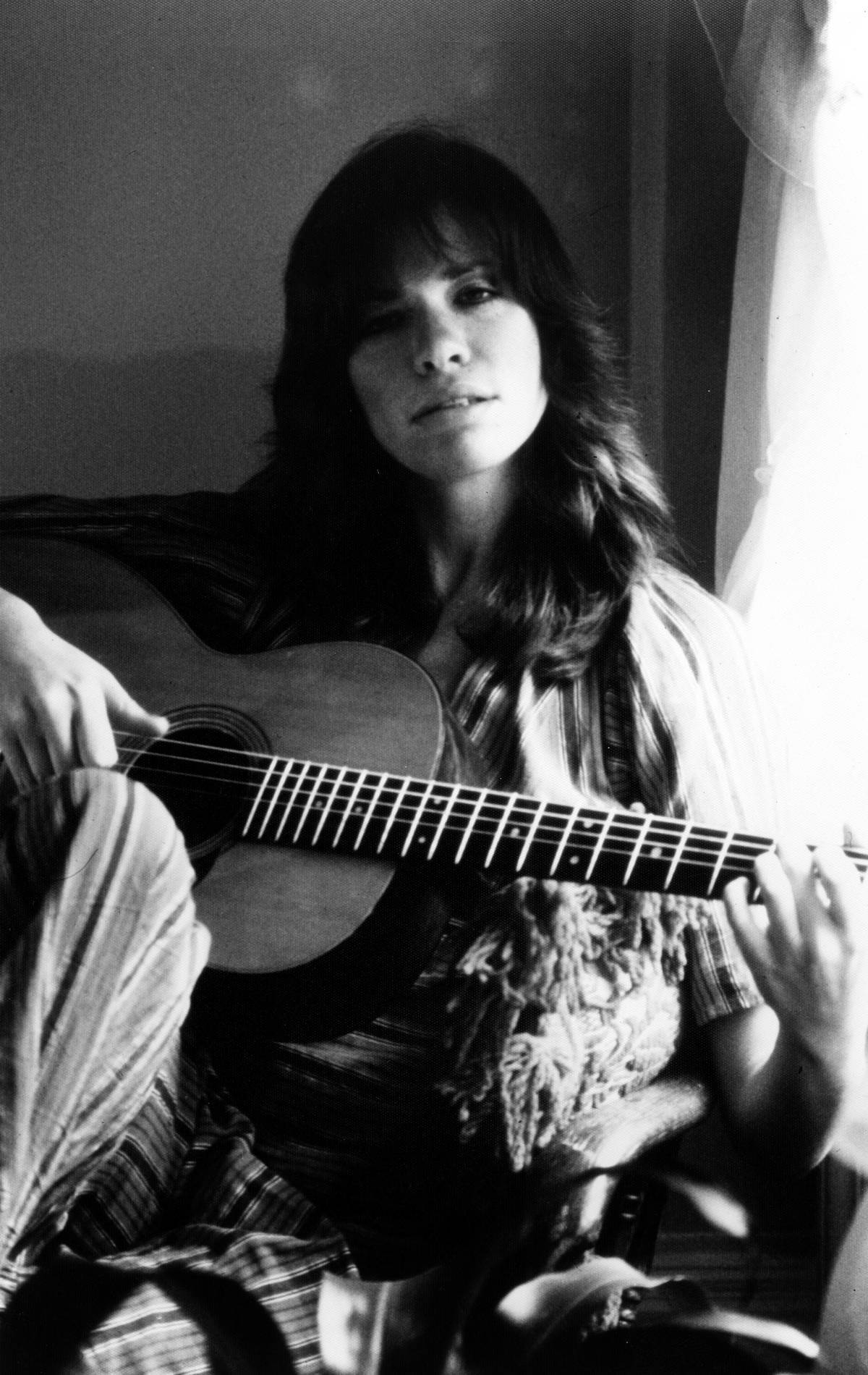 Carly-Simon-Strumming