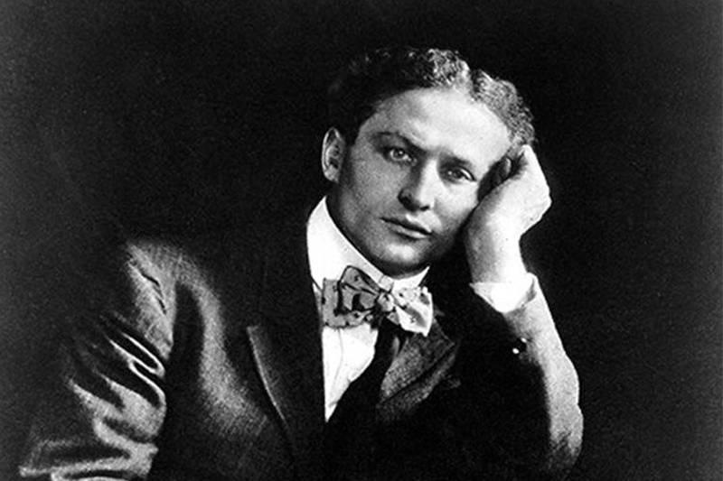 harry houdini posing for a black and white portrait