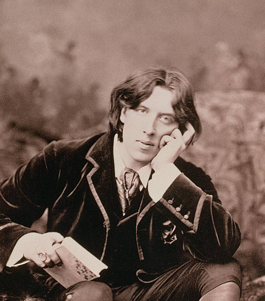 oscar wilde posing for a photo