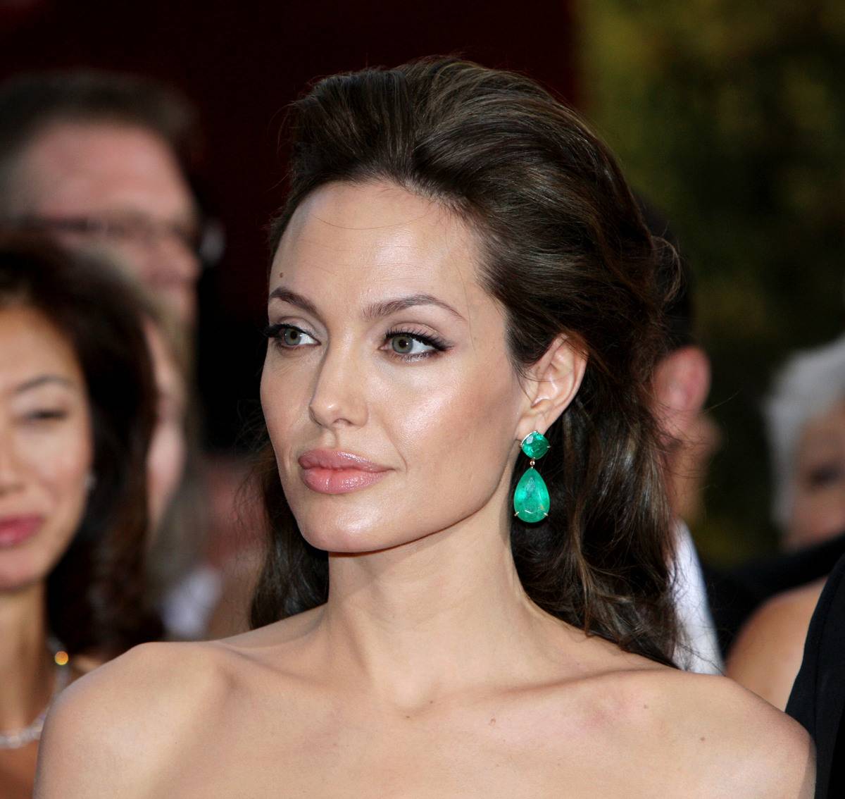 angelina-jolie-emerald-earrings