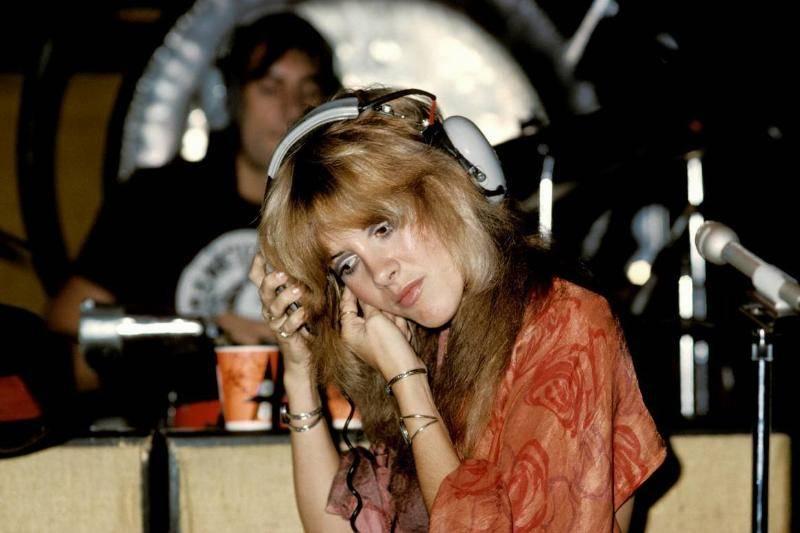 Stevie-Nicks-in-the-recording-studio-51002