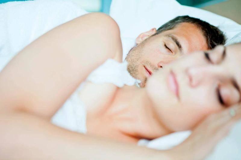 couple-sleeping-57495