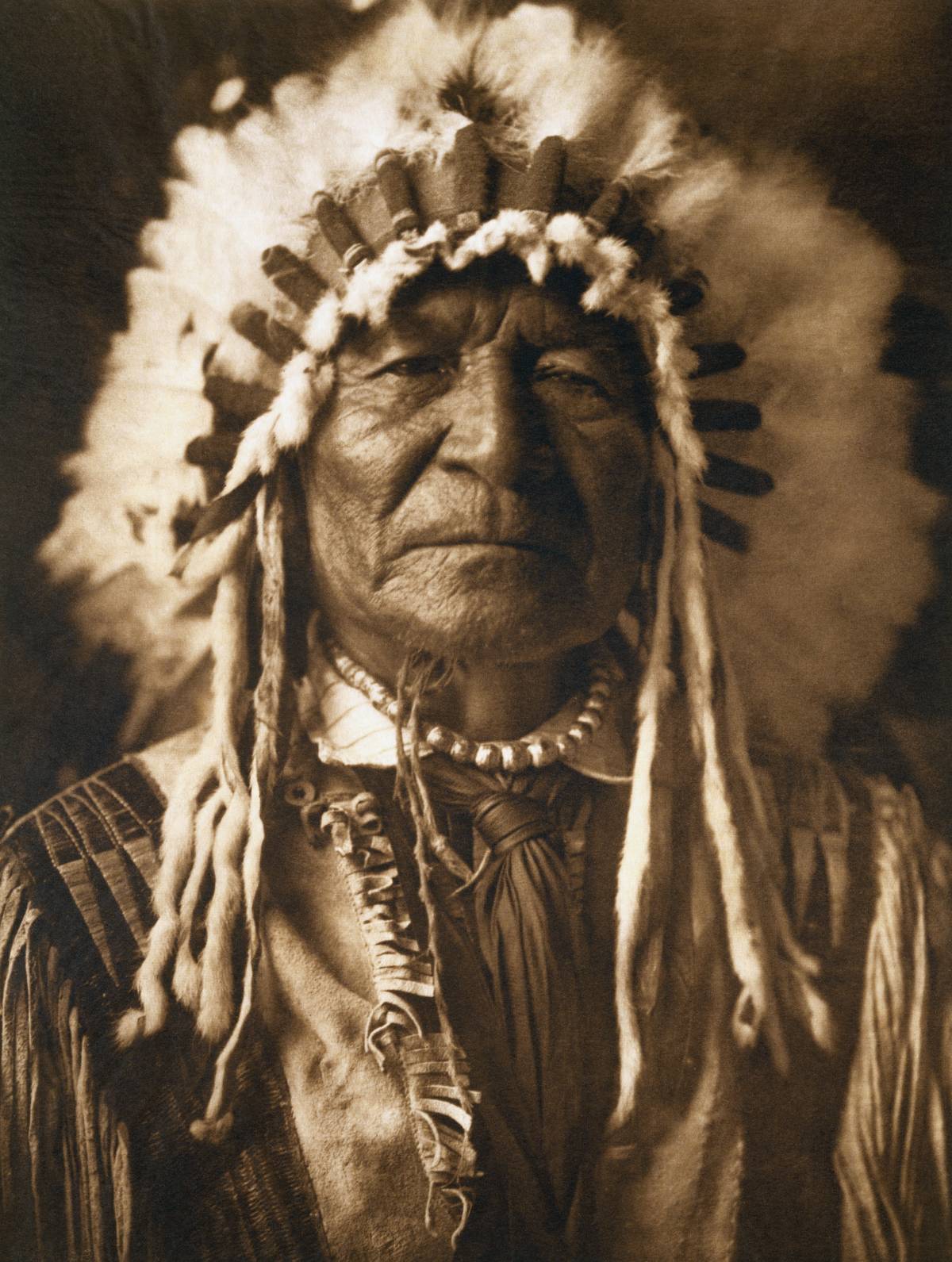 A portrait shows an Arikara man published in Volume V of The North American Indian (1909).