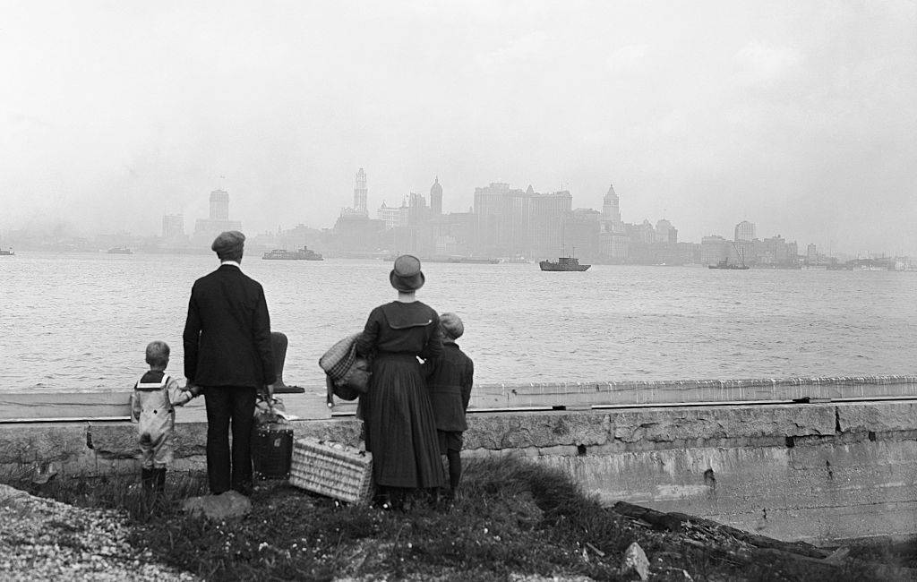 family at ellis island in the 20s