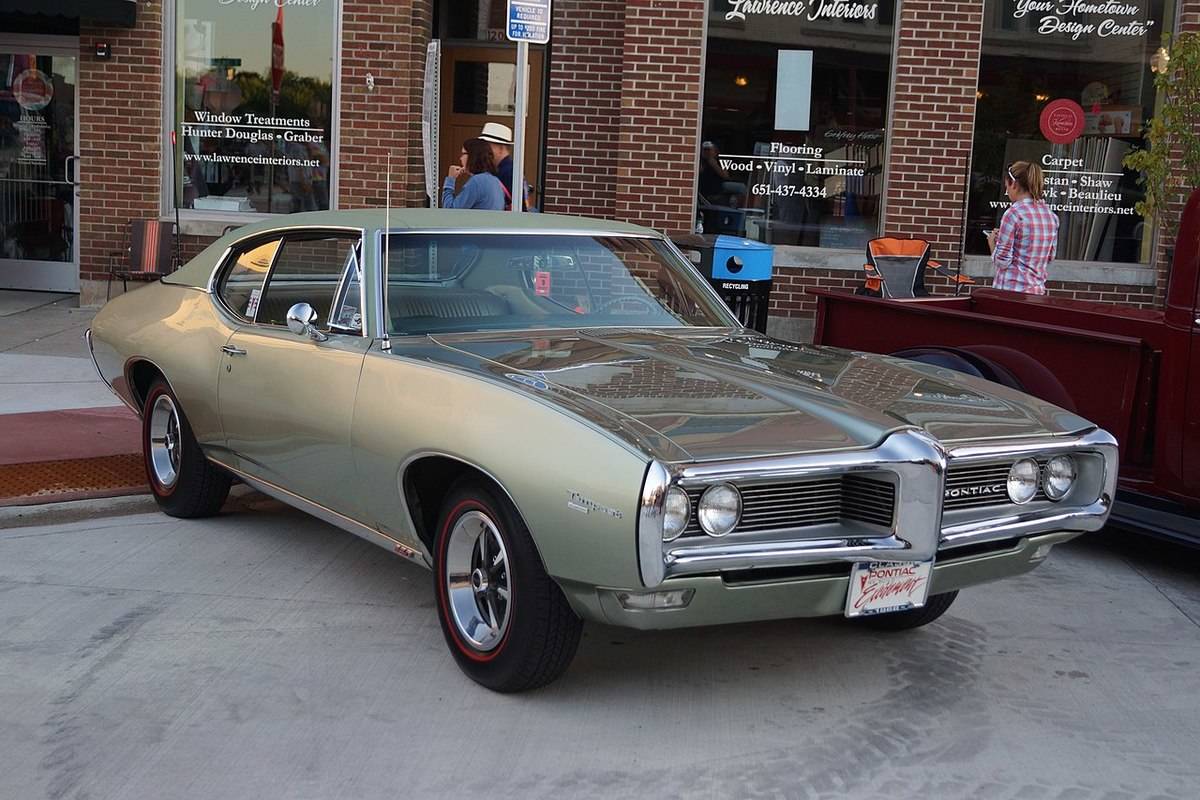 1280px-1968_Pontiac_Tempest_Custom_(29146837444)