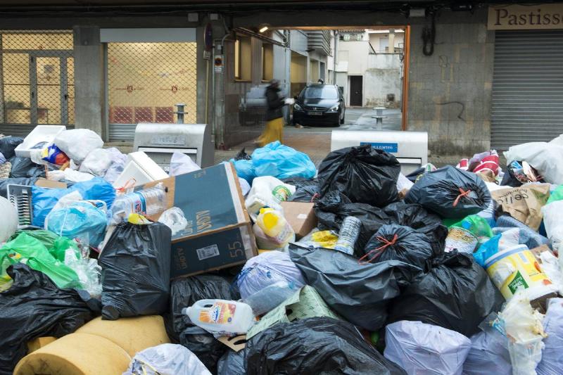 The Indefinite Strike Of The Garbage Collection Service Of Salt (girona) Continues.
