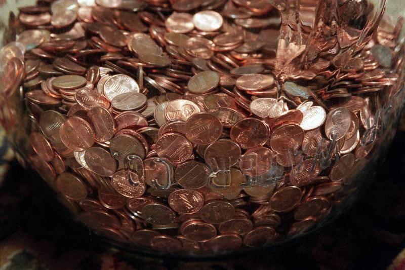 033689.me_.0728.pennies4.pr__pennies-unpopular-in-the-marketplace-end-up-in-a-jar-on-the-livingroom.-27371