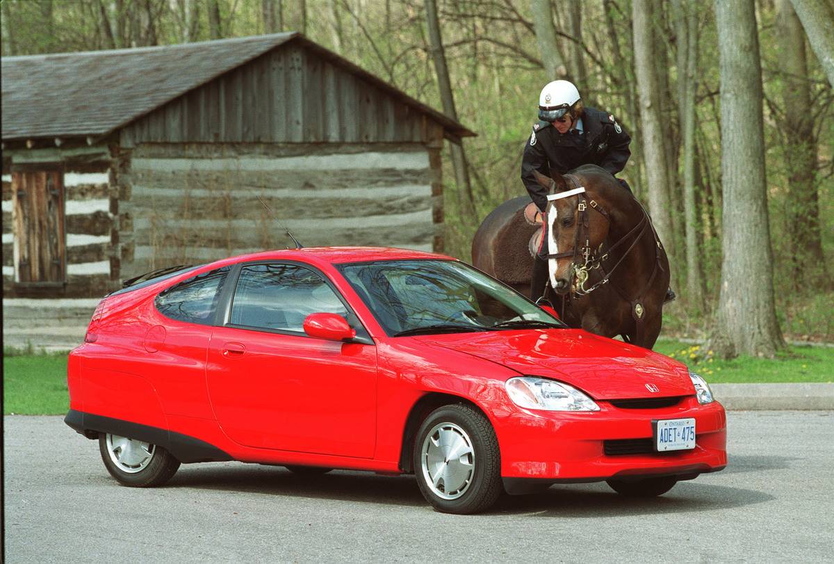 P.C. Vicki Montgomery and her horse Toby Check out the interior of the new Honda Insight.also exteri