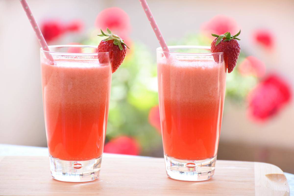 strawberry fruit juices in two glasses