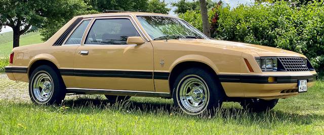 Ford_Mustang_Coupé_Ghia,_1979,_Farbe_light_chamois