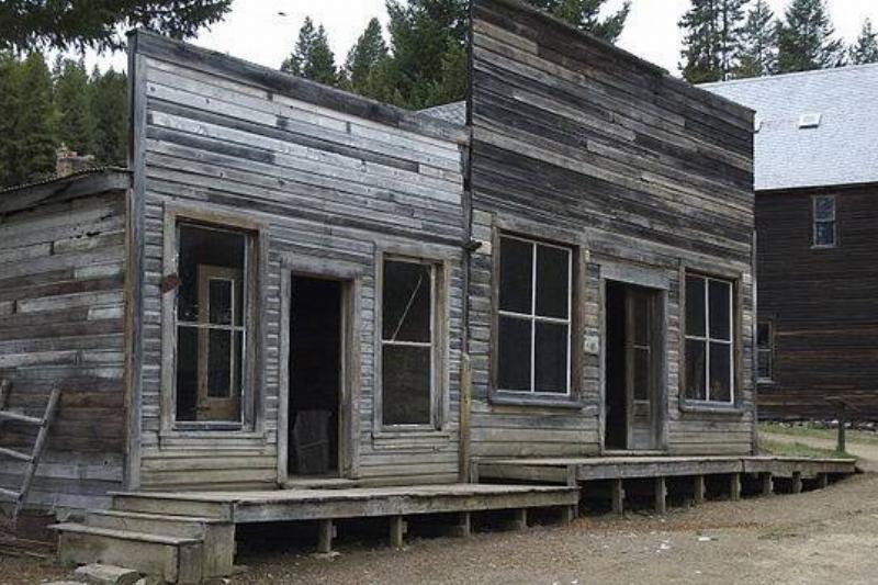 640px-Garnet_MT_ town_center