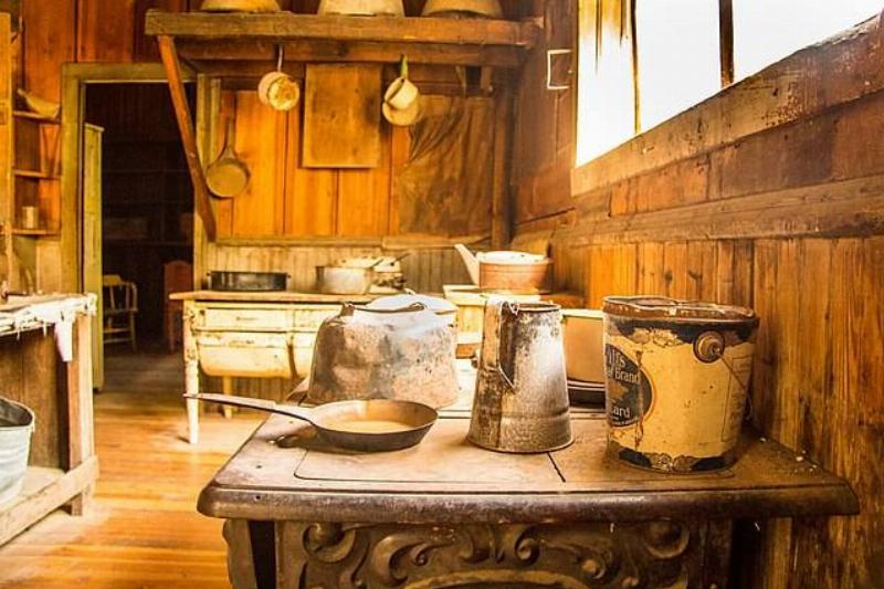 Garnet_Ghost_Town_Wells_Hotel_in_Montana