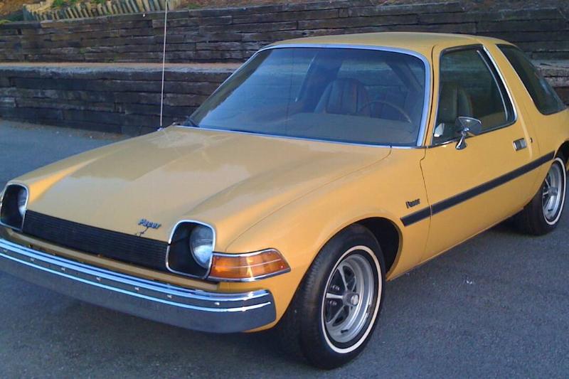 1975_AMC_Pacer_base_model_frontleftside