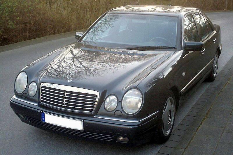 Mercedes_E-W210