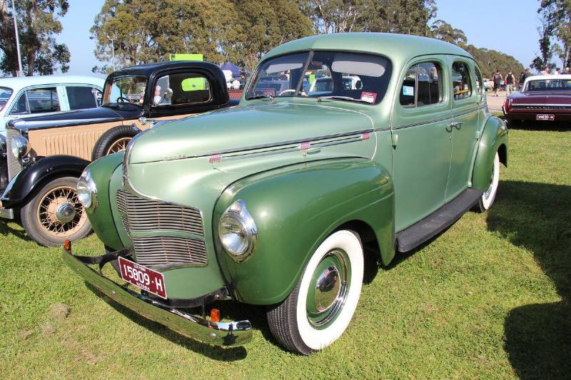 1940_Dodge_D14_Luxury_Liner_Sedan_(21917733320)