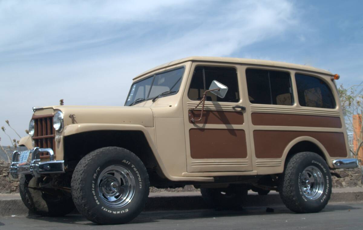 Modified_1950s_Willys_Jeep_Station_Wagon_or_Wagoneer