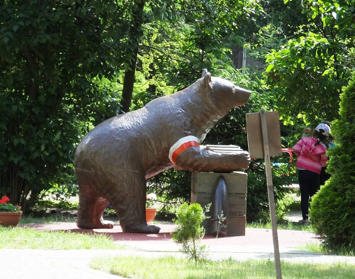 Pomnik_Misia_Wojtka_przy_przedszkolu_jego_imienia_na_Ochocie