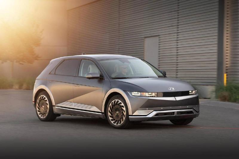 2024-hyundai-ioniq-5-front-angle-view-carbuzz-848549-1600