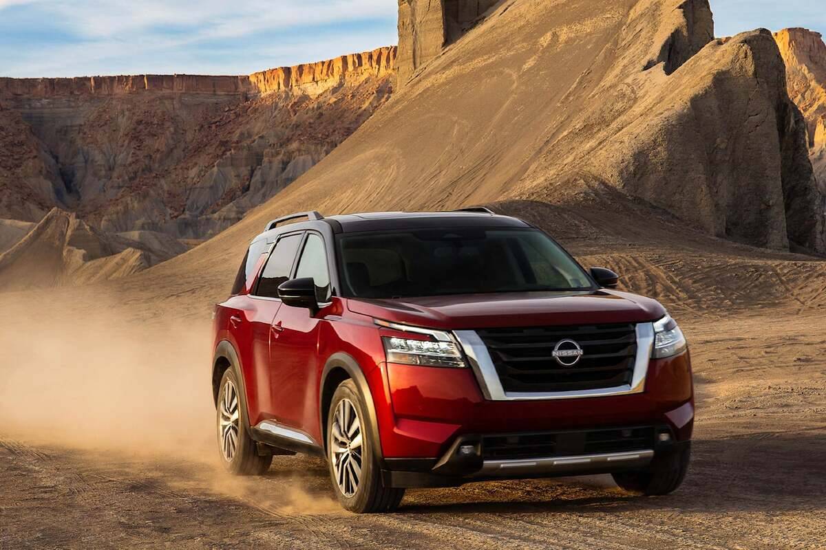 2024-nissan-pathfinder-front-view-driving-carbuzz-1099308-1600