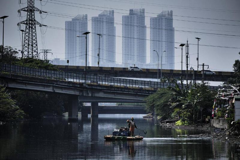 Indonesia Tackles Rising Waters At Jakarta's Sinking City