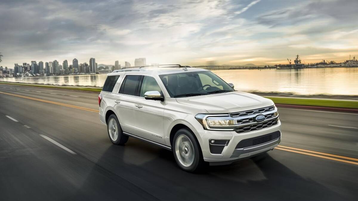 2024-ford-expedition-side-view