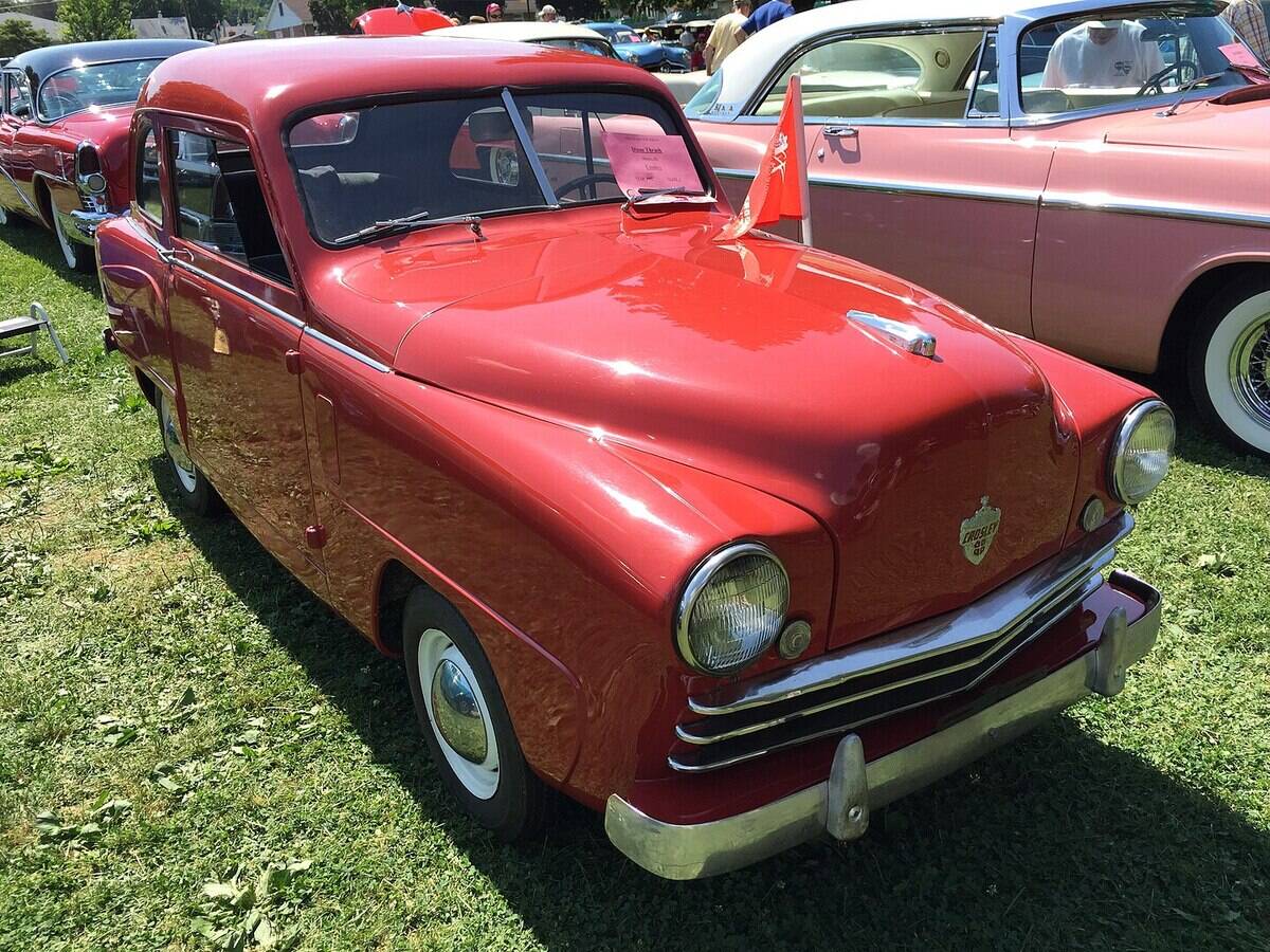1440px-1950_Crosley_sedan_in_red_at_2015_Macungie_show_1of2